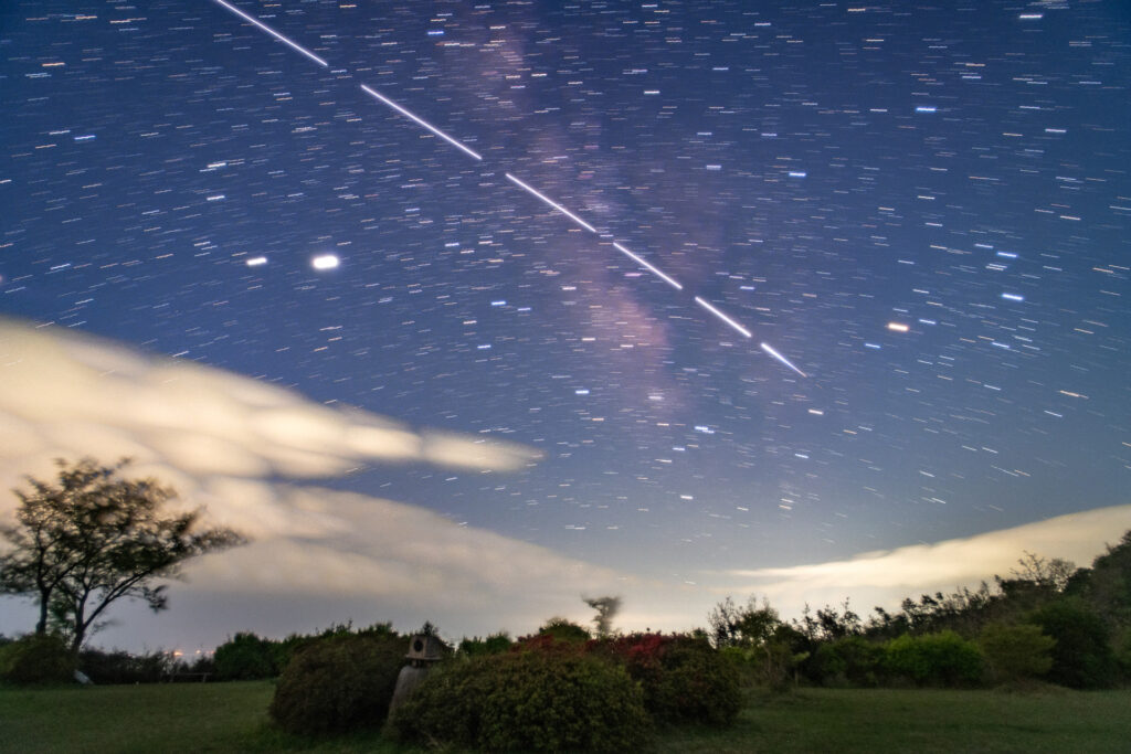 天の川を横切るISS