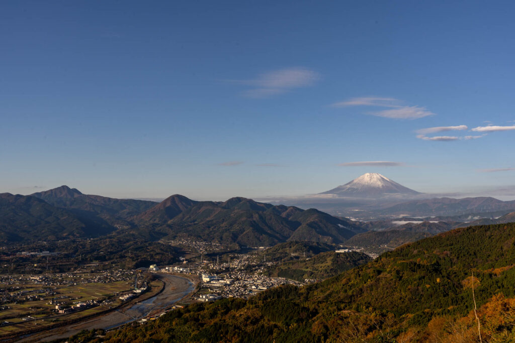 富士の頭上に浮かぶ月