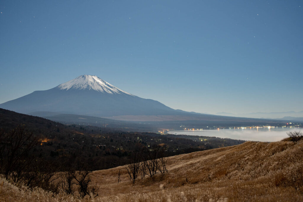 満月にてらされる富士山