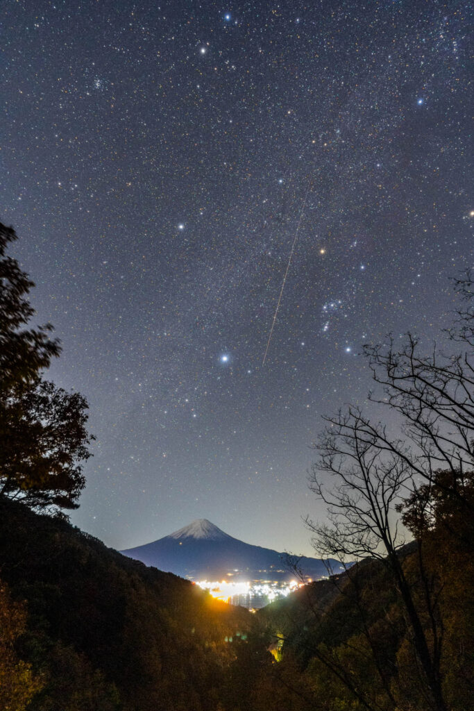 冬の星座とふじさん