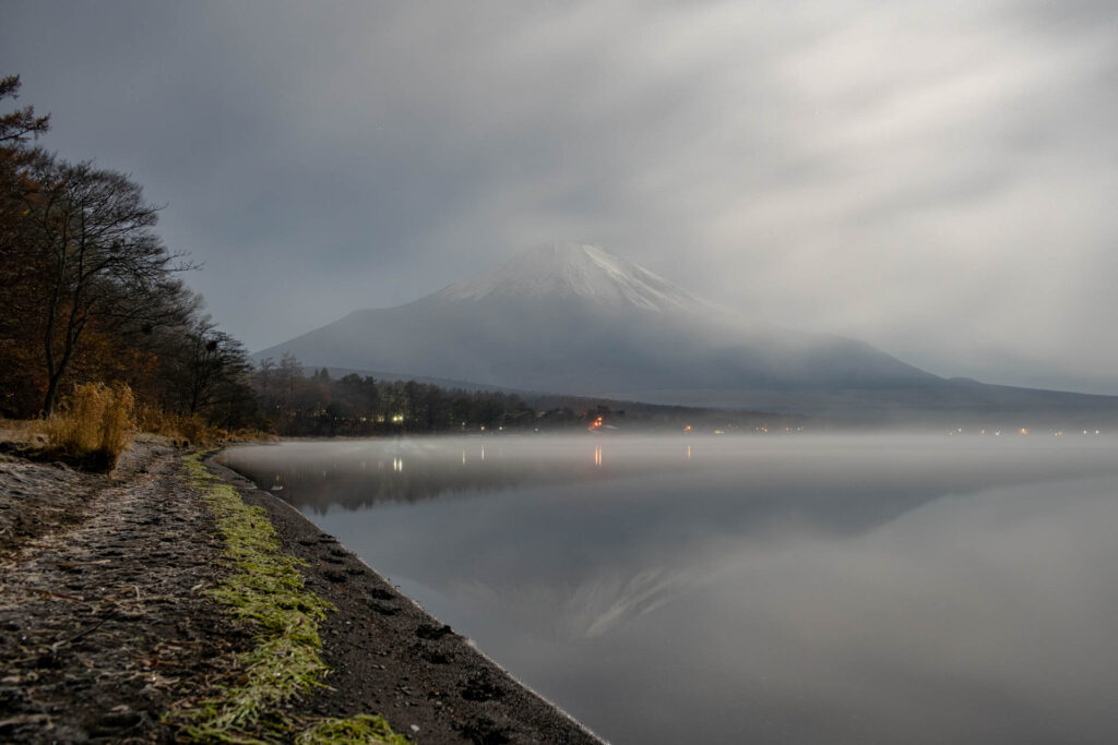 満月にてらされる富士山