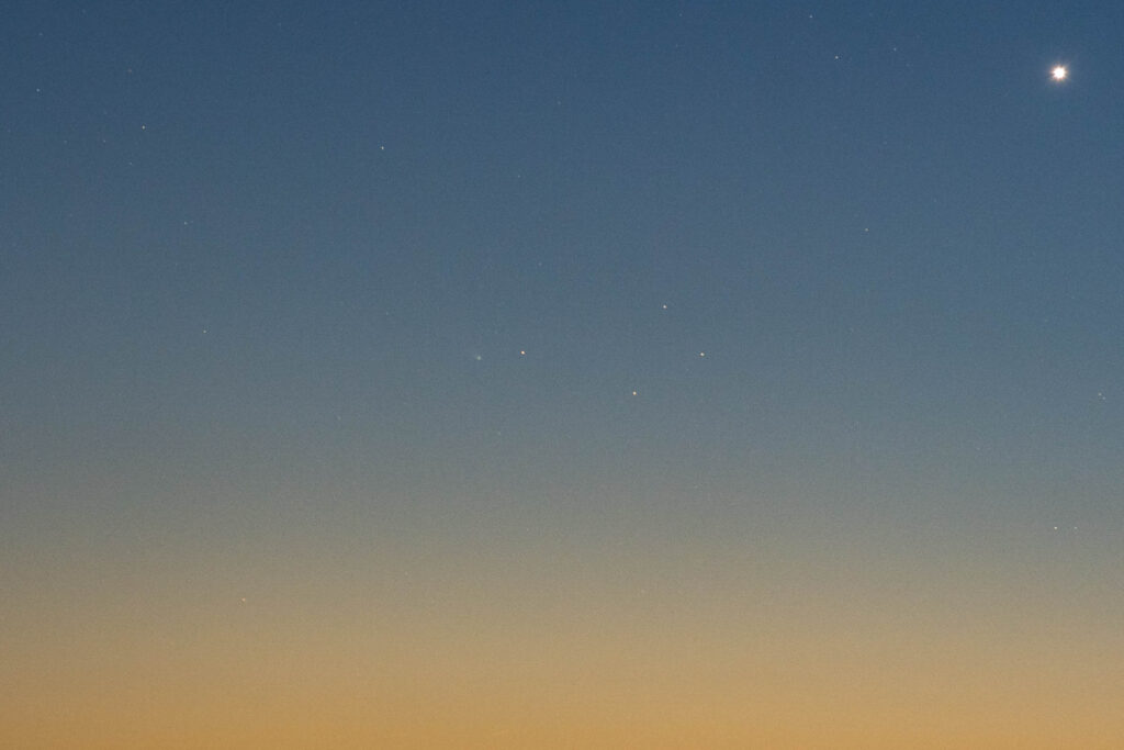 夕方の空に見えたレナード彗星（C/2021 A1）