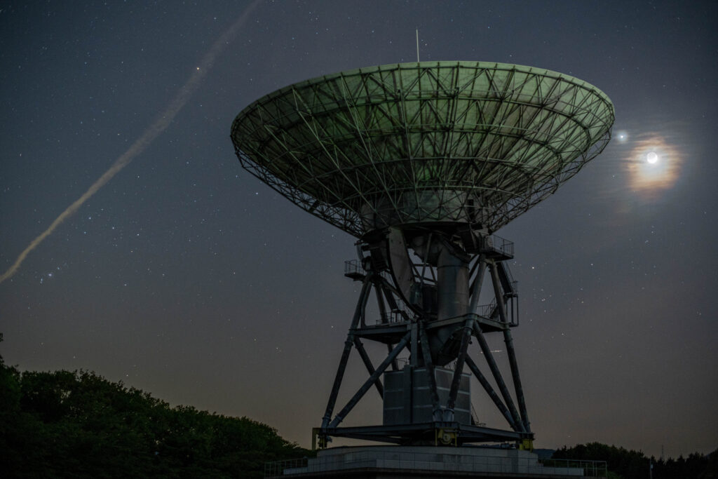 パラボラアンテナの月、金星添え