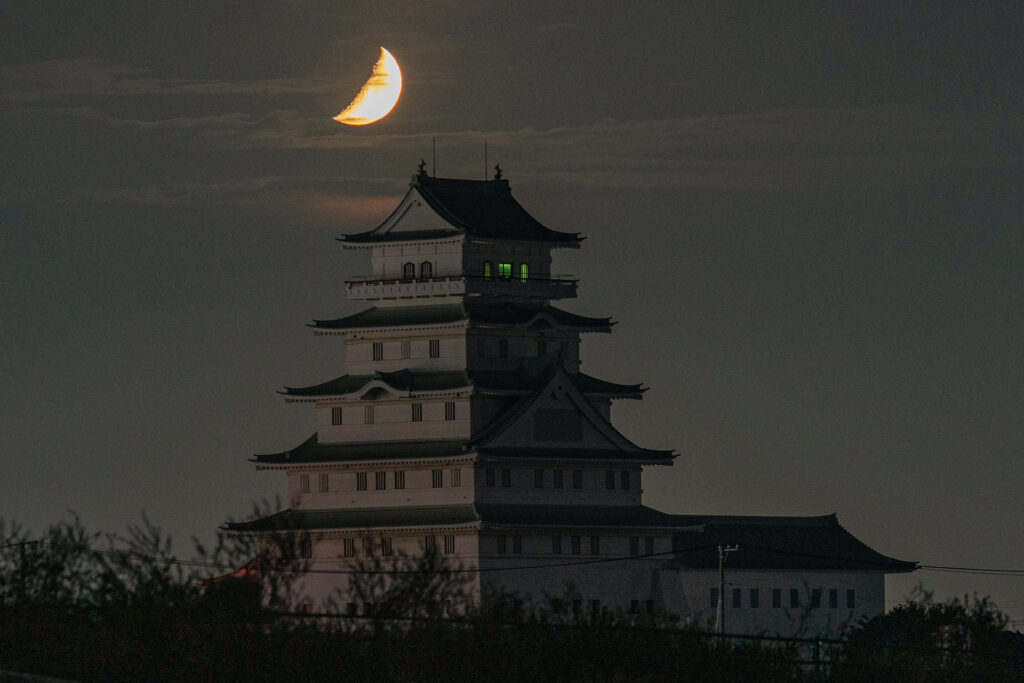 城と月