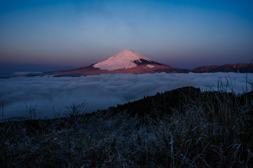 雲海に浮かぶ富士山と月